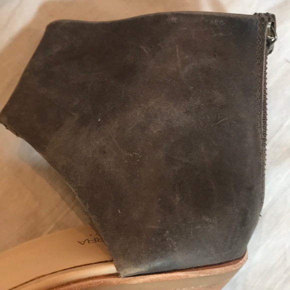 “KOOLABURA” By UGG Leather Ladies Sandals. - Picture 14 of 15